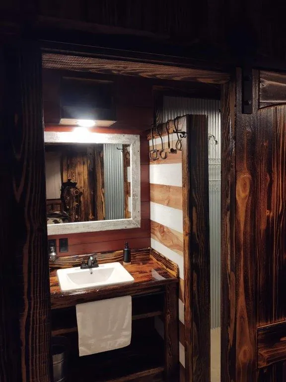 Cowboy Bunk en-suite bathroom