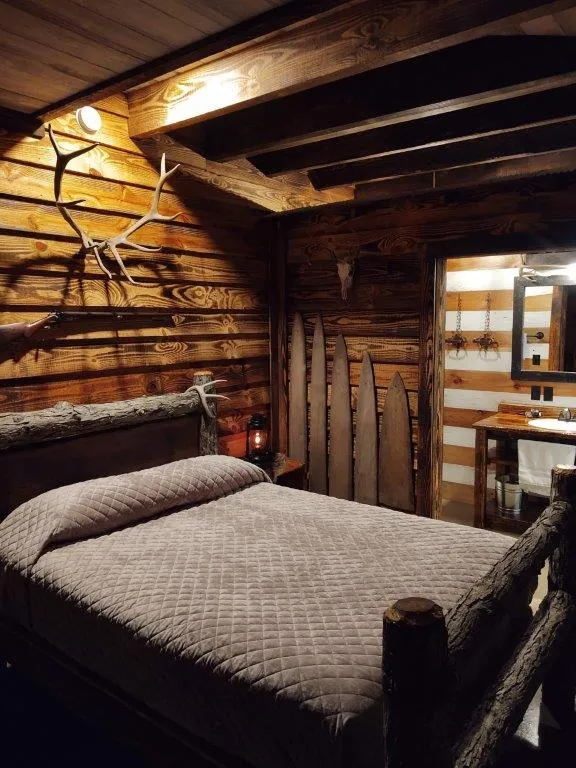 Trapper Cabin nighttime ambiance